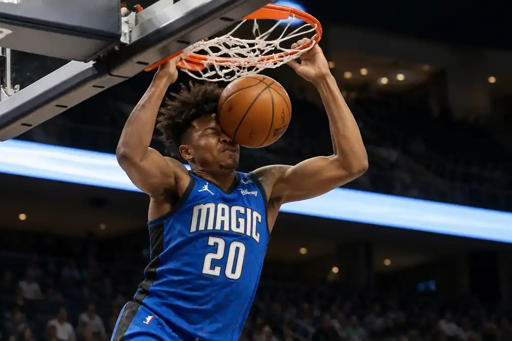 Noah Penda (Orlando Magic) ziet dunkpoging mislukken nadat bal tegen eigen hoofd botst