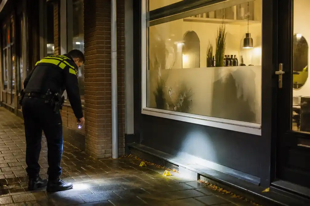 Kapperszaak in Vlaardingen beschoten, kogelgaten in de ruit