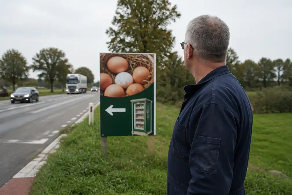 Provincie wil tientallen borden langs weg bij Buren weg; eierboer Cor Verbeek riskeert 250 euro per dag