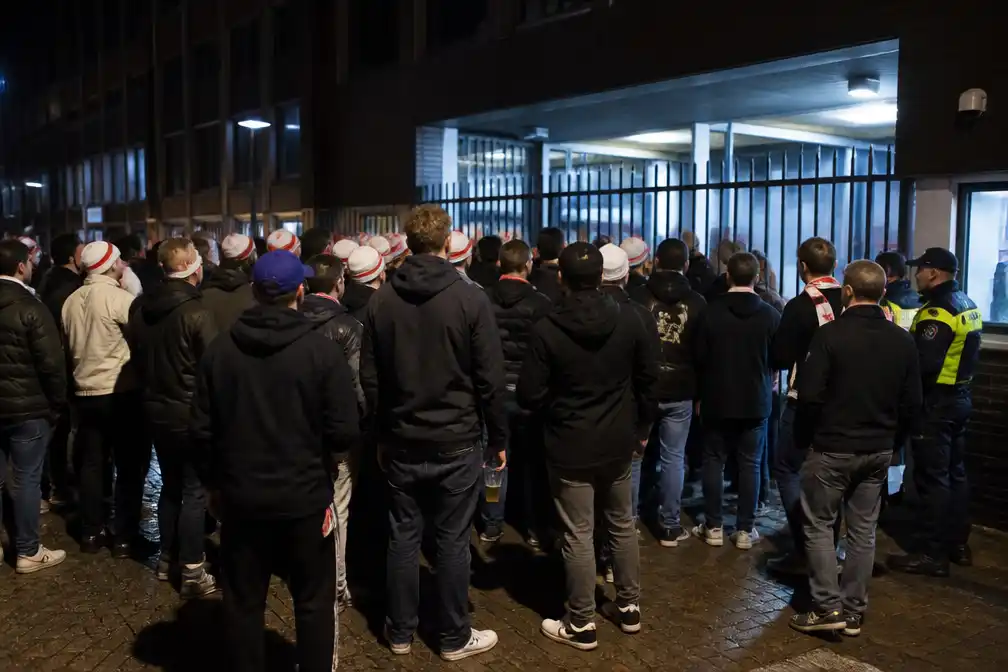 Deense voetbalsupporters zorgen voor korte onrust aan Gents politiekantoor na aanhouding landgenoot