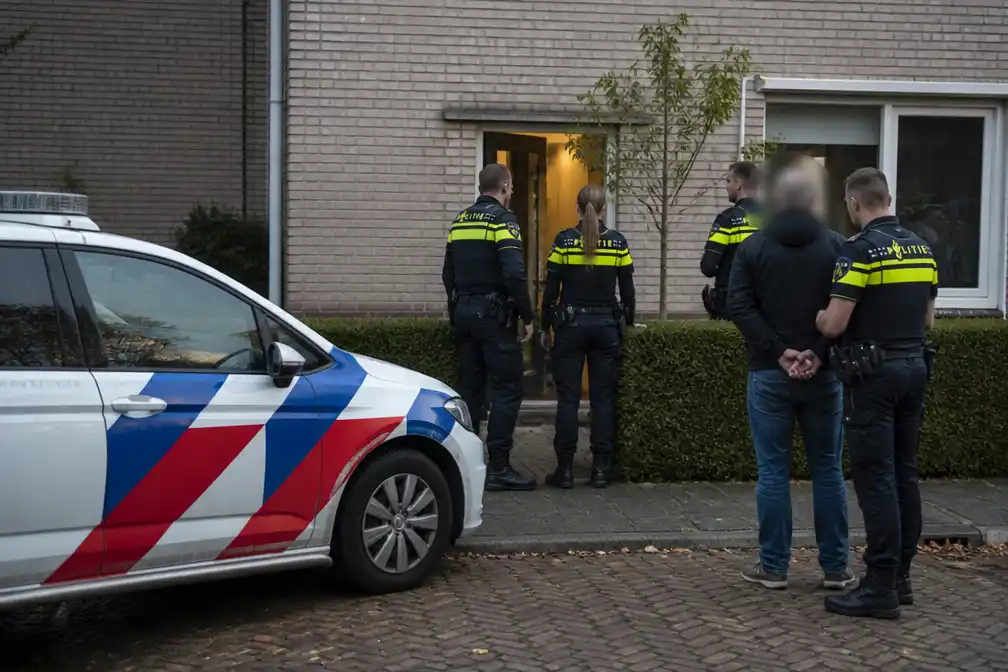 Politie vindt overleden vrouw in woning Beek en Donk, één persoon aangehouden