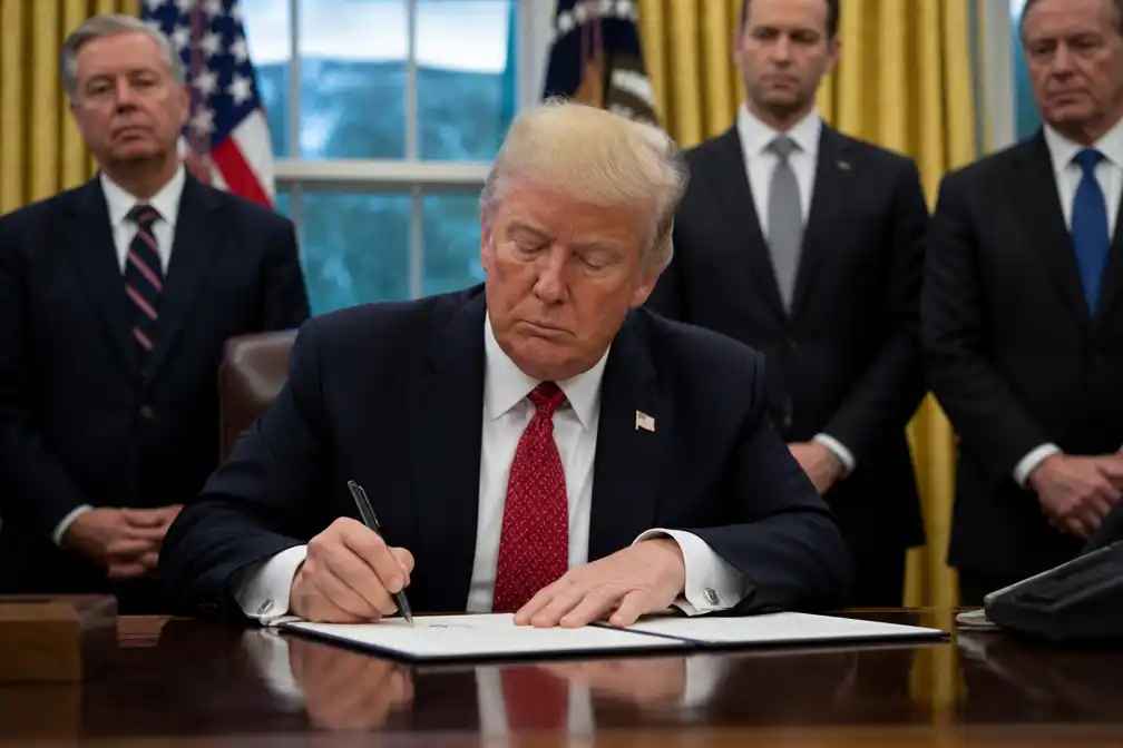 Trump tekent besluit dat Rusland uitzondert van delen van nieuwe Amerikaanse sanctiewet