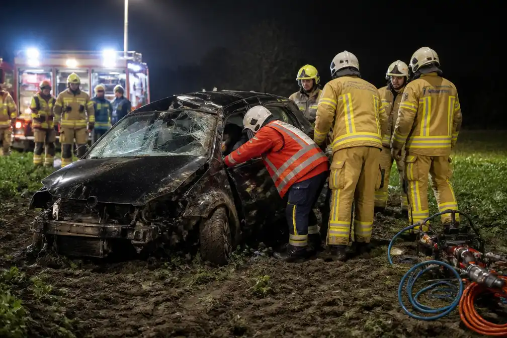 Bestuurder (22) zit bijna uur gekneld in wrak in Langemark tot voorbijganger wagen opmerkt