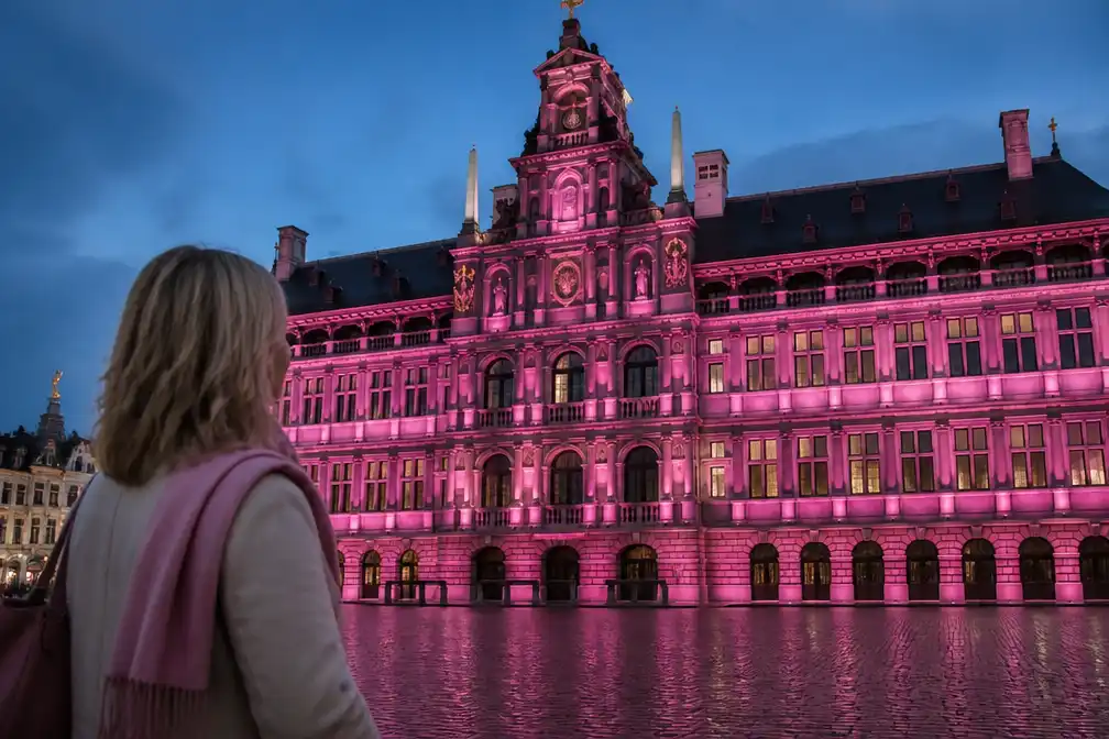 Antwerps stadhuis kleurt roze op Internationale Borstkankerdag