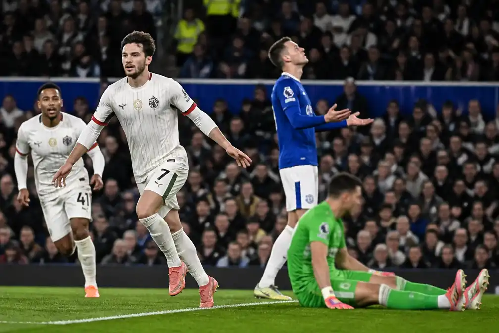 Neto schiet Chelsea met twee goals langs Everton, Martínez met hoofdletsel van veld