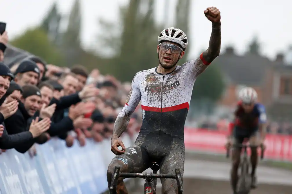 Vanthourenhout wint modderige Berencross in Meulebeke na spannende ontknoping