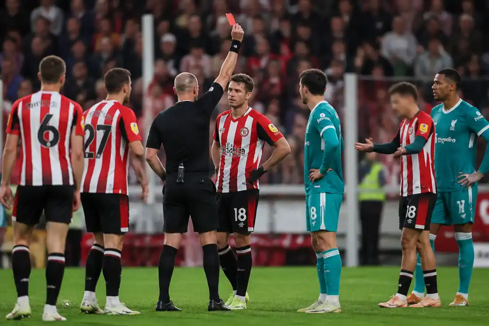 Liverpool wint met 2-1 bij Brentford, dat met negen man eindigt