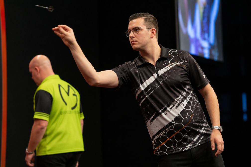 Van Veen gooit met 120.24 Euro Tour-record, Van Gerwen direct uitgeschakeld in Maastricht