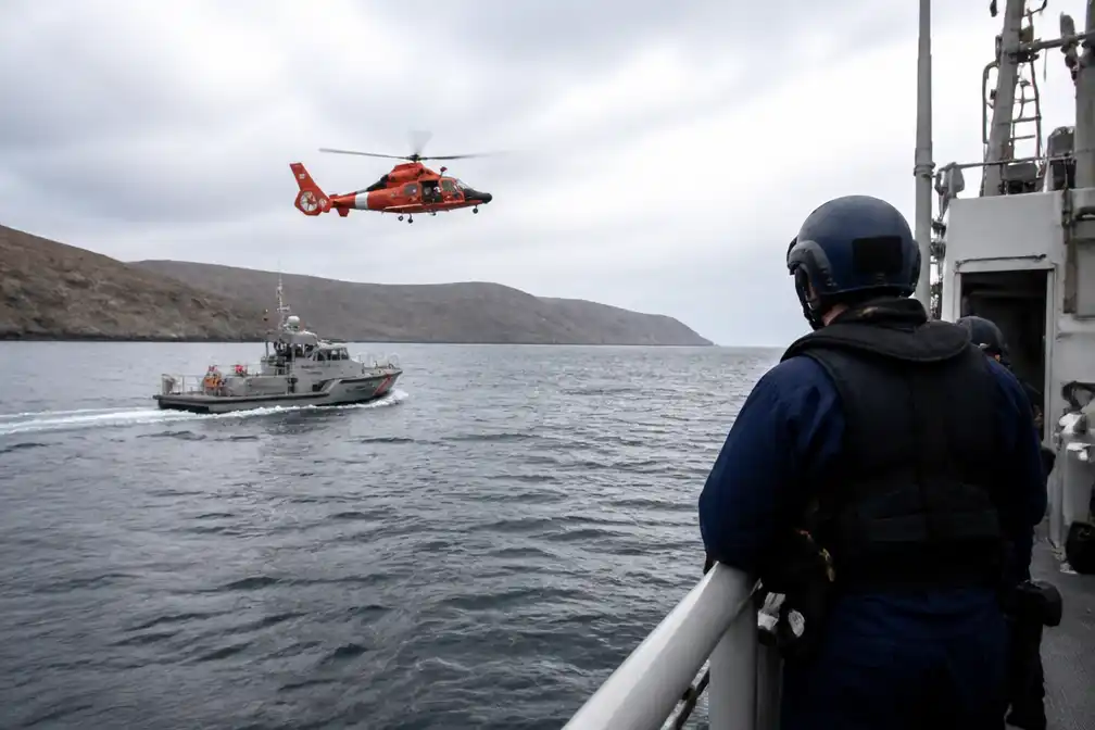 Elf vermisten na kapseizen van boot voor kust van Baja California; haaien vallen overlevenden aan