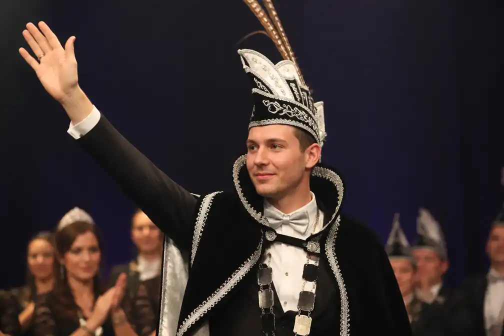 Prins Joshy (30) neemt afscheid van prinsentitel met bal in Forum van Okapi Aalstar