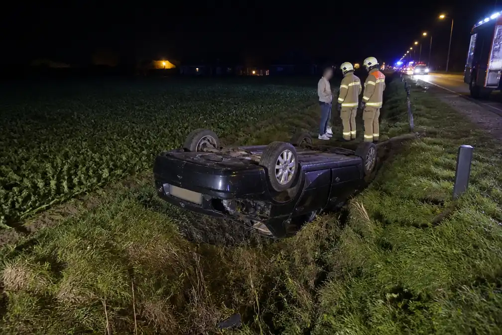Bestuurder (21) ongedeerd nadat Audi in Slijpe op zijn dak eindigt