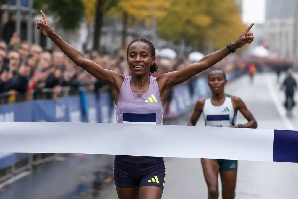 Buze Diriba wint marathon van Amsterdam in parkoersrecord, ook Ethiopische mannenzege