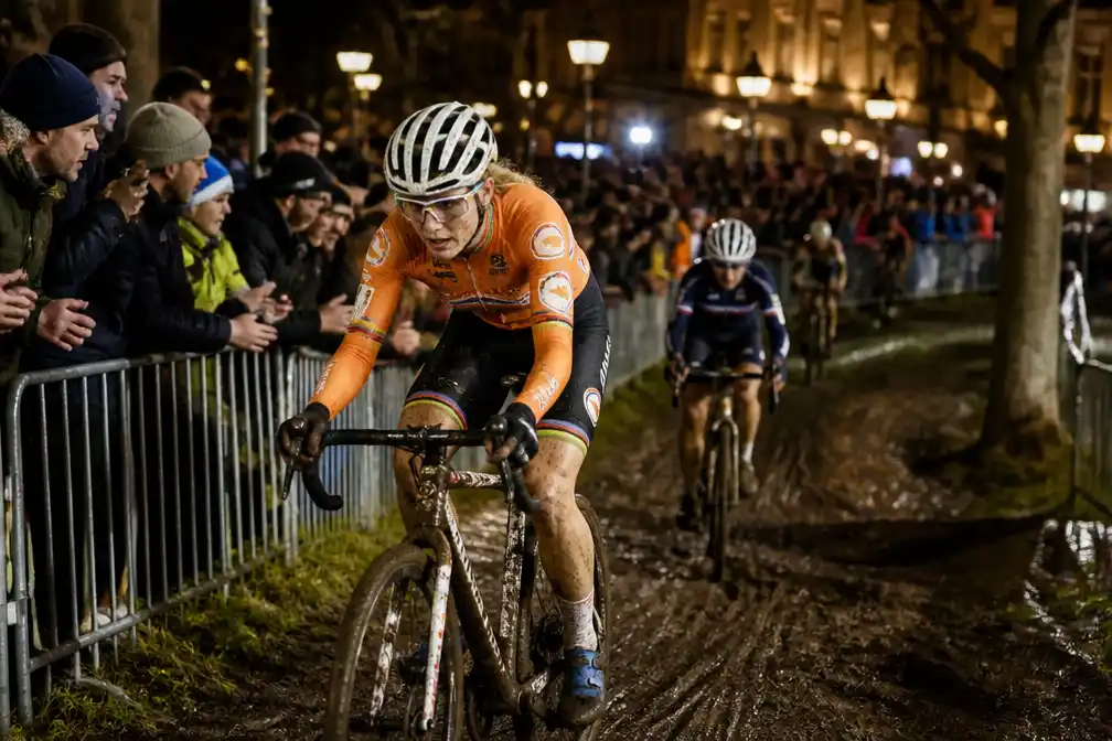 Wereldkampioen Lucinda Brand aan de start van de Nacht van Woerden