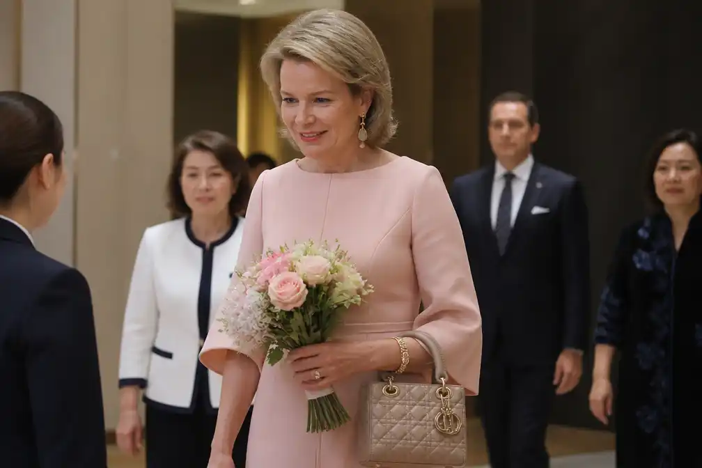 Koningin Mathilde in Kazachstan: 10.000 euro aan Dior-tassen en veelzeggende oorbellen