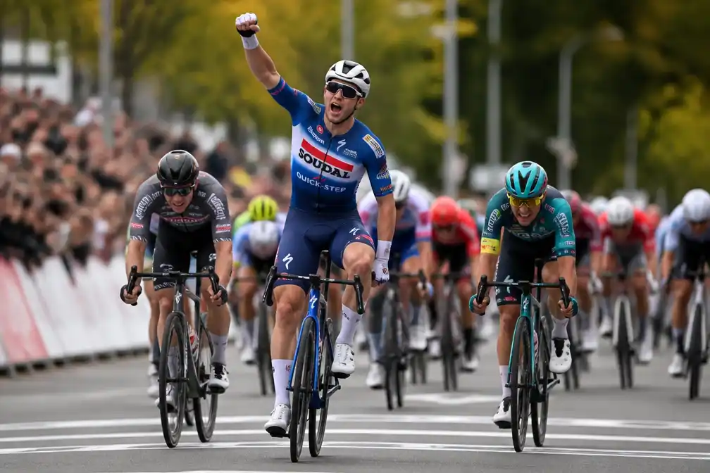 Merlier sprint naar zege in slotrit Eneco Tour, Campenaerts wint eindklassement
