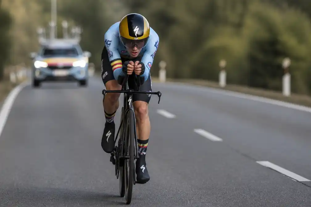 Evenepoel sluit seizoen af met winst in Chrono des Nations, Vine tweede op 2'11"