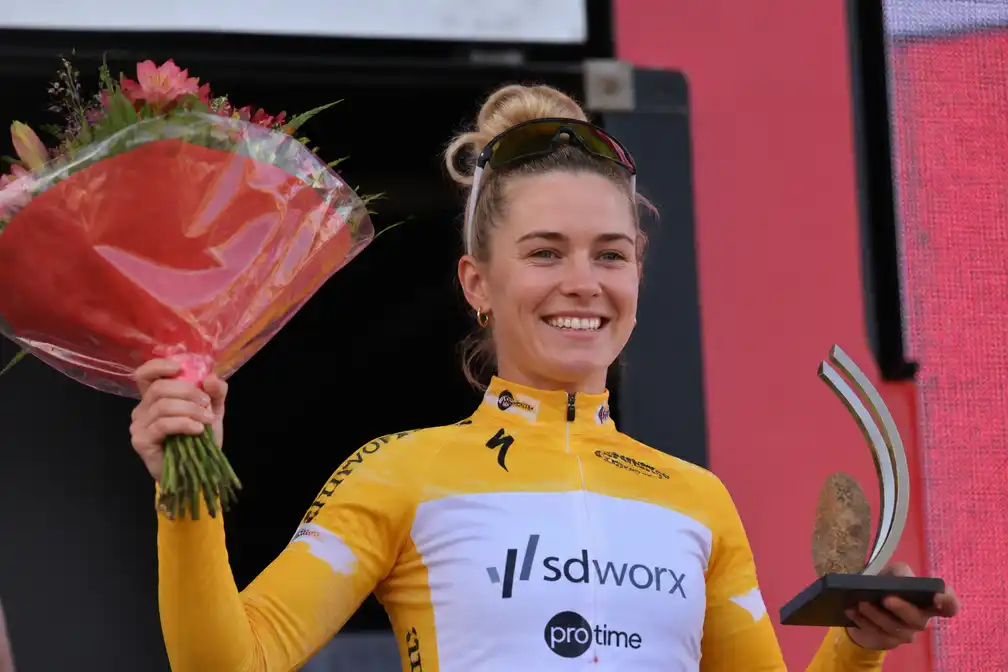 Lieke Nooijen wint Eneco Tour na comeback van gebroken ruggenwervel