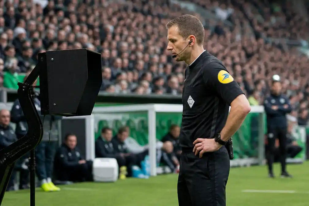 VAR bekijkt mogelijke penalty bij FC Groningen-Ajax, maar Higler houdt vast aan beslissing