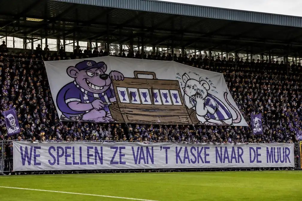 Beerschot-fans plagen Anderlecht met spandoek over verloren bekerfinale