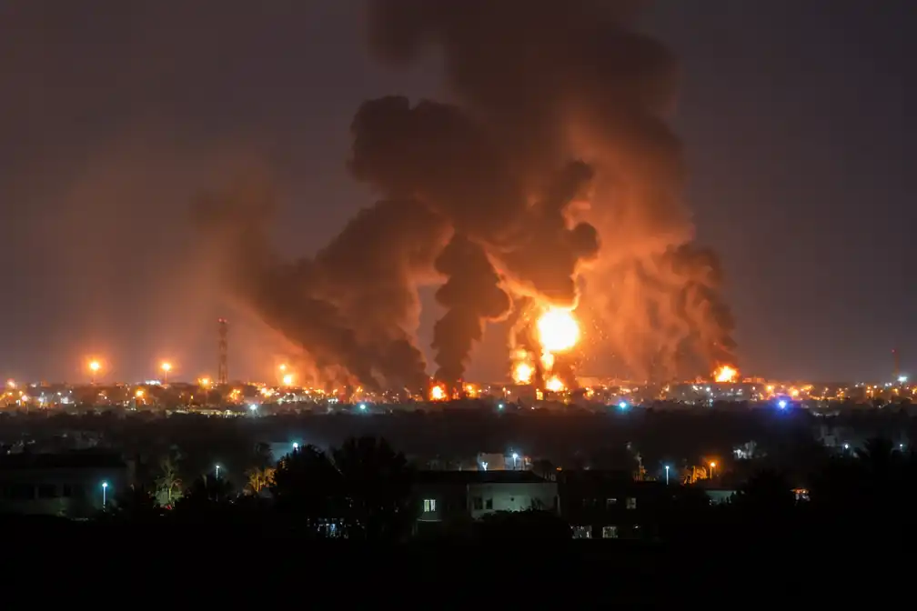 VS voert luchtaanvallen uit op Iran na tankeraanval in Straat van Hormuz