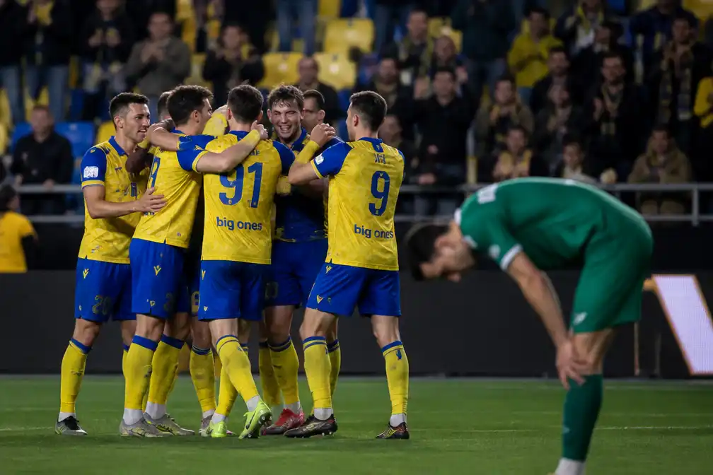 STVV wint bekerderby van Lommel met 4-1 op Stayen na vroege achterstand