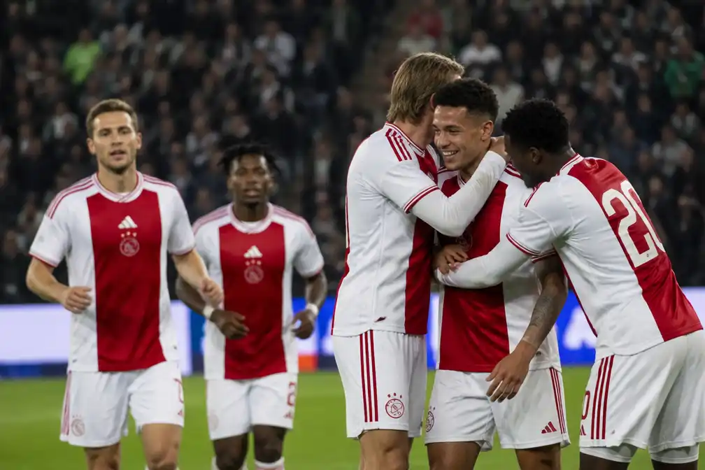 Ajax toont twee gezichten in drie dagen: van stilstand in Split naar dynamiek in Groningen