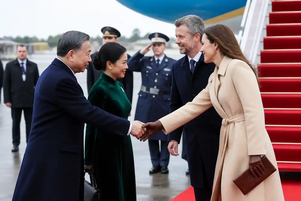 Frederik en Mary verwelkomen Vietnamese president To Lam op luchthaven Kopenhagen