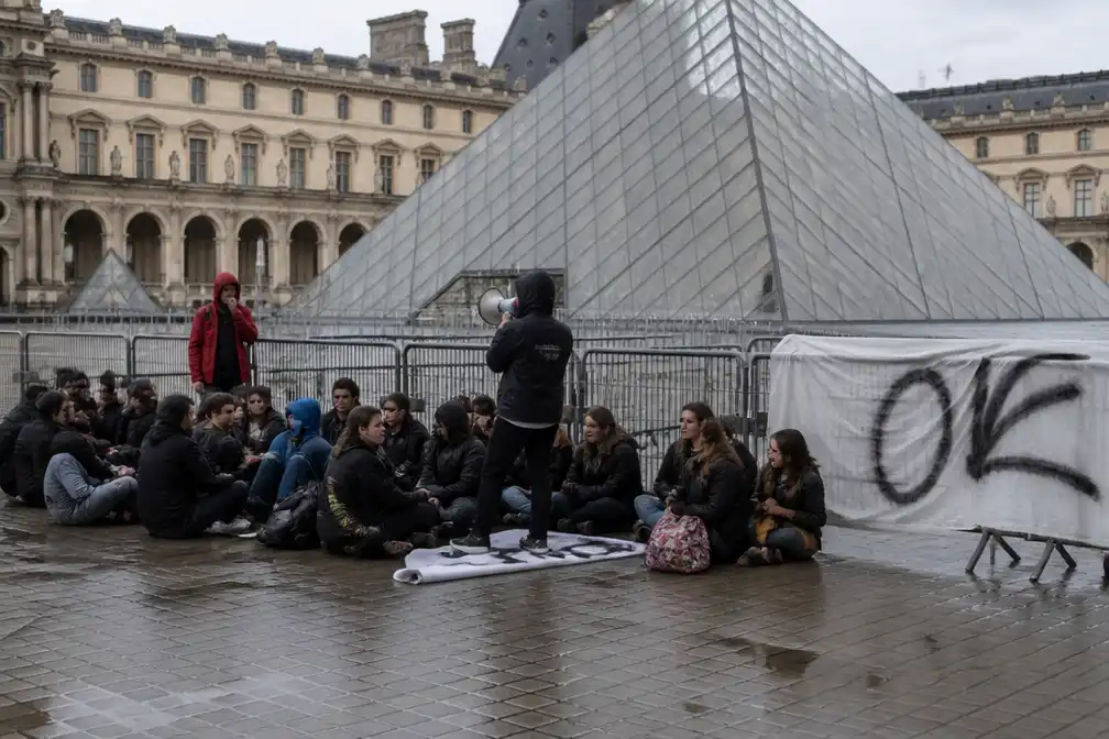 Louvre in Parijs dicht omdat studenten de ingangen blokkeren
