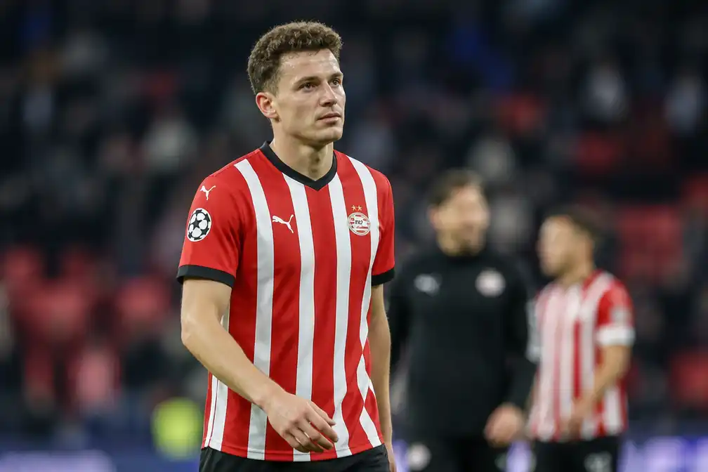 Guus Til reist toch met PSV af naar Porto ondanks val op hoofd tegen ADO Den Haag