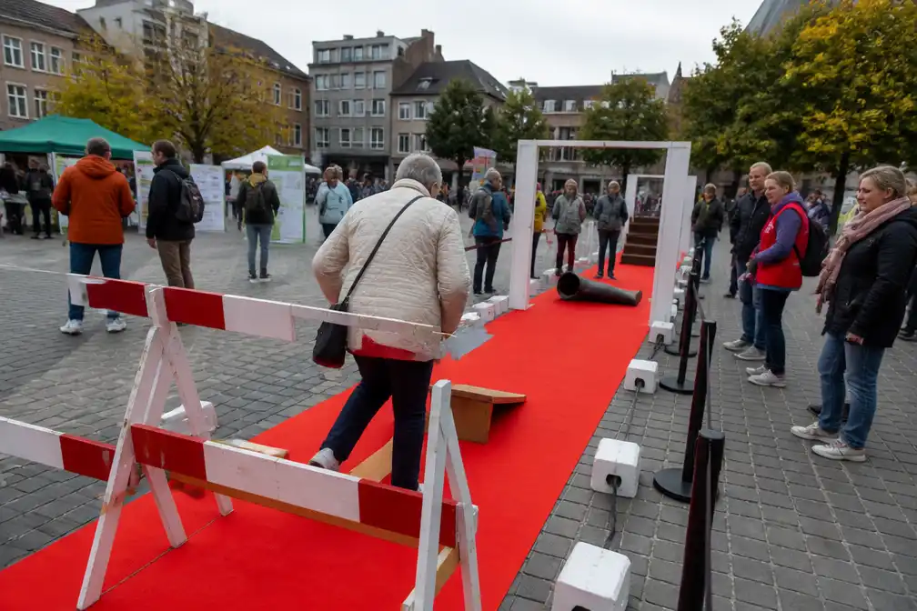 Hindernissenparcours in Aalst vestigt aandacht op drempels voor mensen in armoede