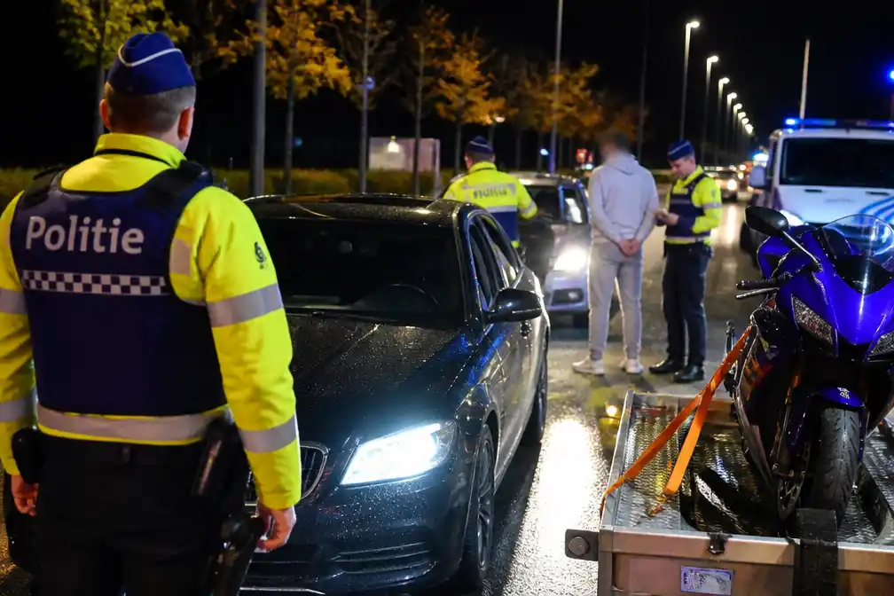 Politie Genk neemt twee auto's en motorfiets in beslag aan Thor Park