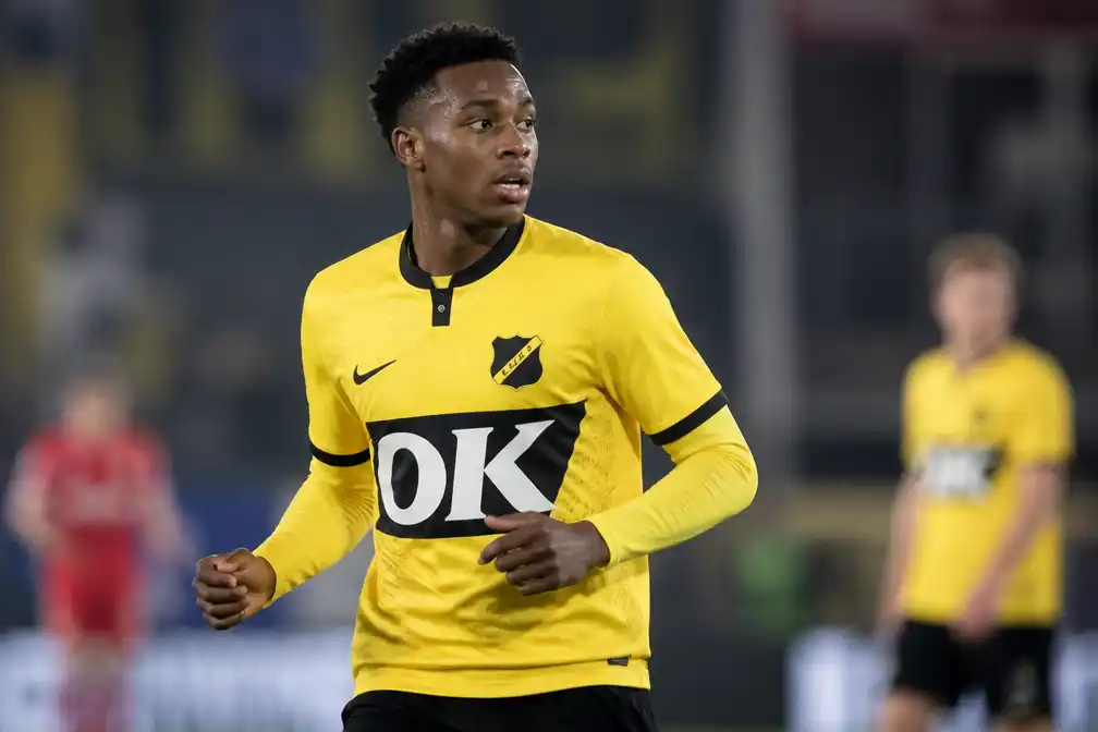 Karim Mperanyi (20) debuteert voor NAC tegen Helmond Sport, met Van Persie als tweede naam