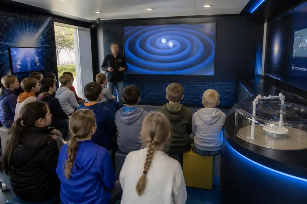 Duizend Limburgse kinderen ontdekken Einsteintelescoop in STEM-truck in Genk