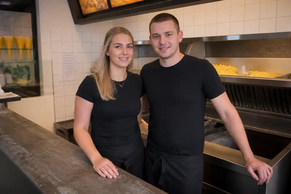 Tiffany Debbaut en Alessio Staelens nieuwe uitbaters van frituur De Fritoric in Dadizele