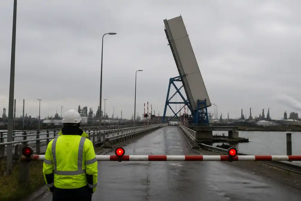 Calandbrug bij Rotterdam dinsdagochtend nog dicht voor verkeer en scheepvaart