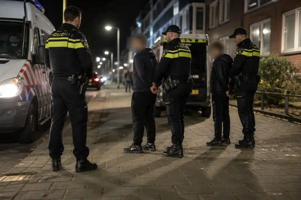 Twee aanhoudingen in Floradorp nadat vuurwerk en stenen naar politie werden gegooid