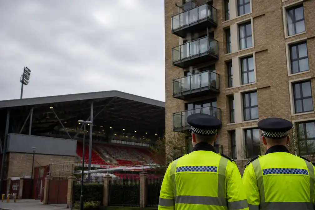 Britse politie onderzoekt rugbybal die vanaf flat in Brentford-stadion belandde