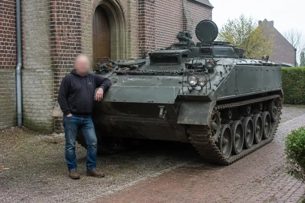 Man uit Dworp zet 14 ton zware Britse transporttank naast de pastorij