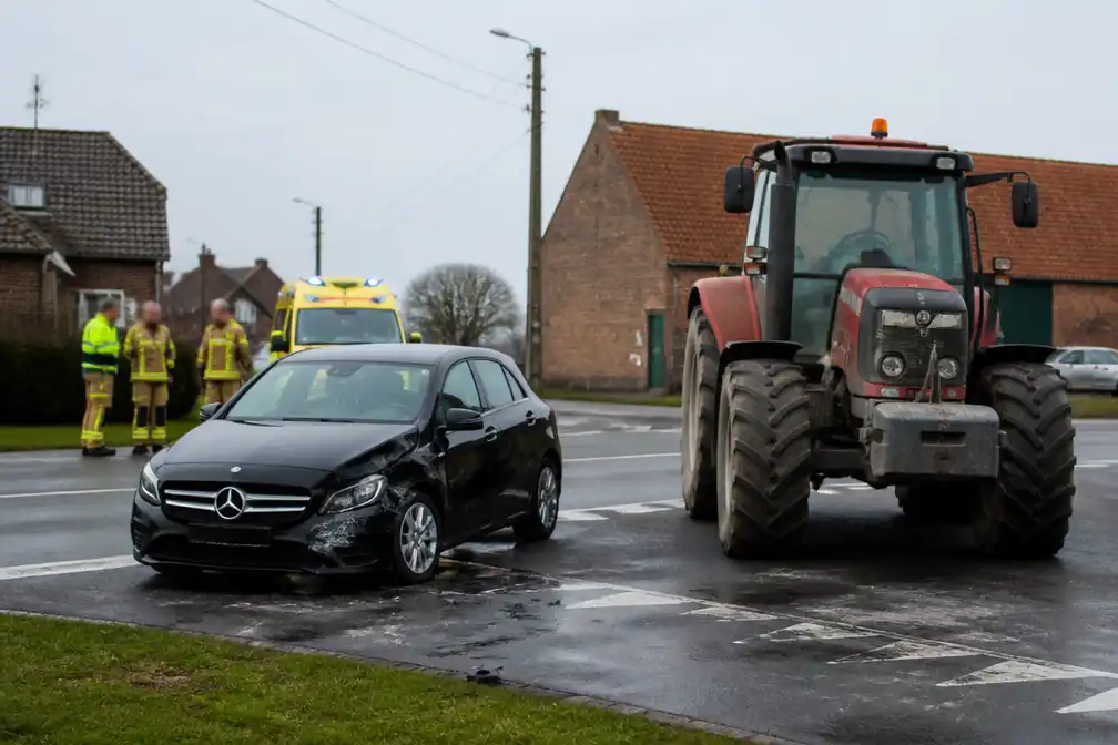 Vrouw gewond bij botsing tussen Mercedes en tractor in Westrozebeke