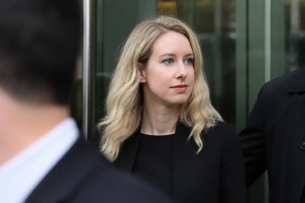 Documentaire over Elizabeth Holmes vult Amerikaanse zalen, ze houdt vast aan onschuld