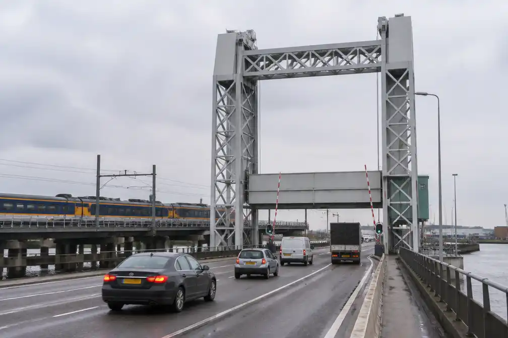 Storing Calandbrug verholpen, brug weer open voor wegverkeer en scheepvaart