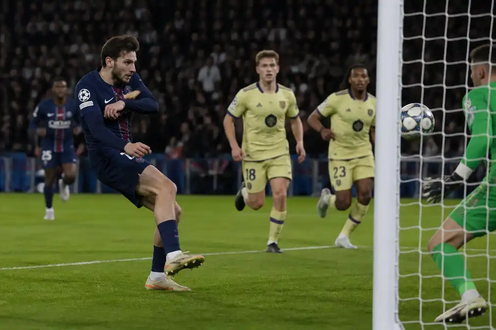 PSG ontvangt foutloos Barcelona in Champions League, Kvaratskhelia raakt meteen de paal