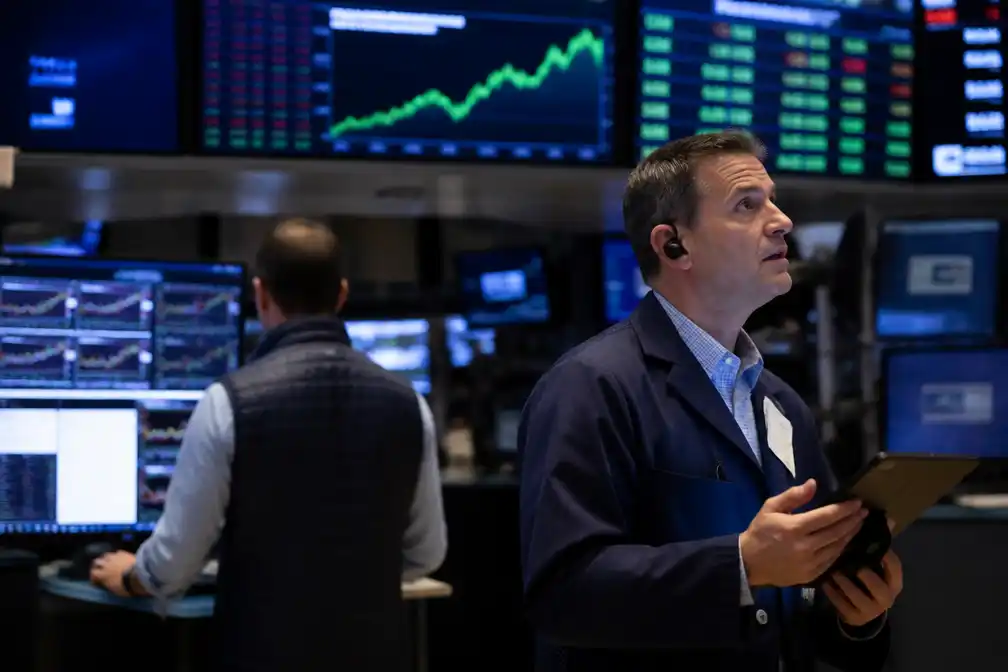 Wall Street sluit overwegend hoger dankzij lagere olieprijs en cijfers