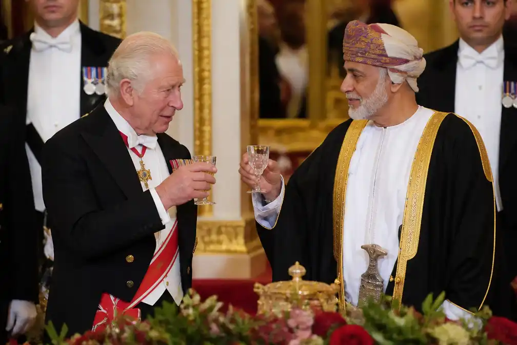 Koning Charles verwelkomt sultan van Oman in het Arabisch bij staatsbanket