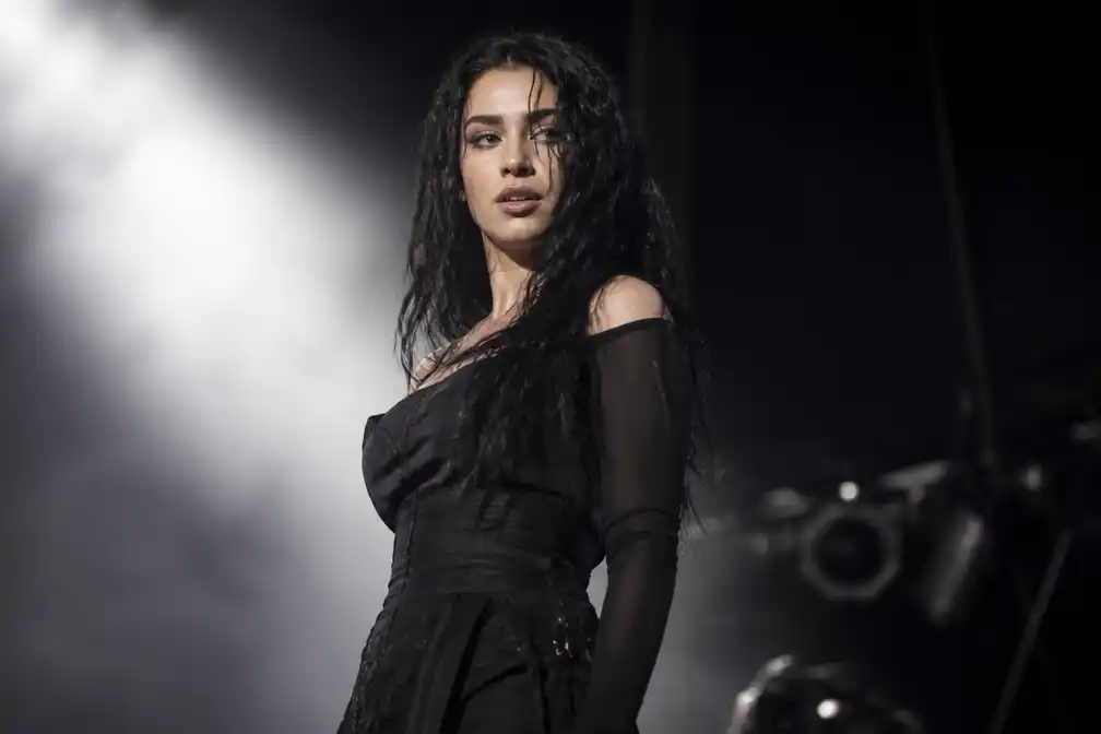 Charli xcx zegt optreden in VS af wegens stemverlies