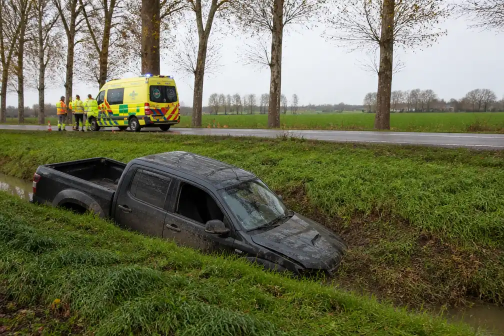 Man (31) uit Eeklo overlijdt nadat pick-uptruck in gracht belandt in Sint-Laureins