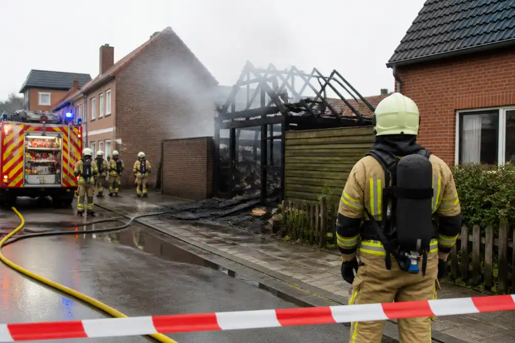 Brand vernielt houten bijgebouw van woning in Lauwe, straat afgesloten