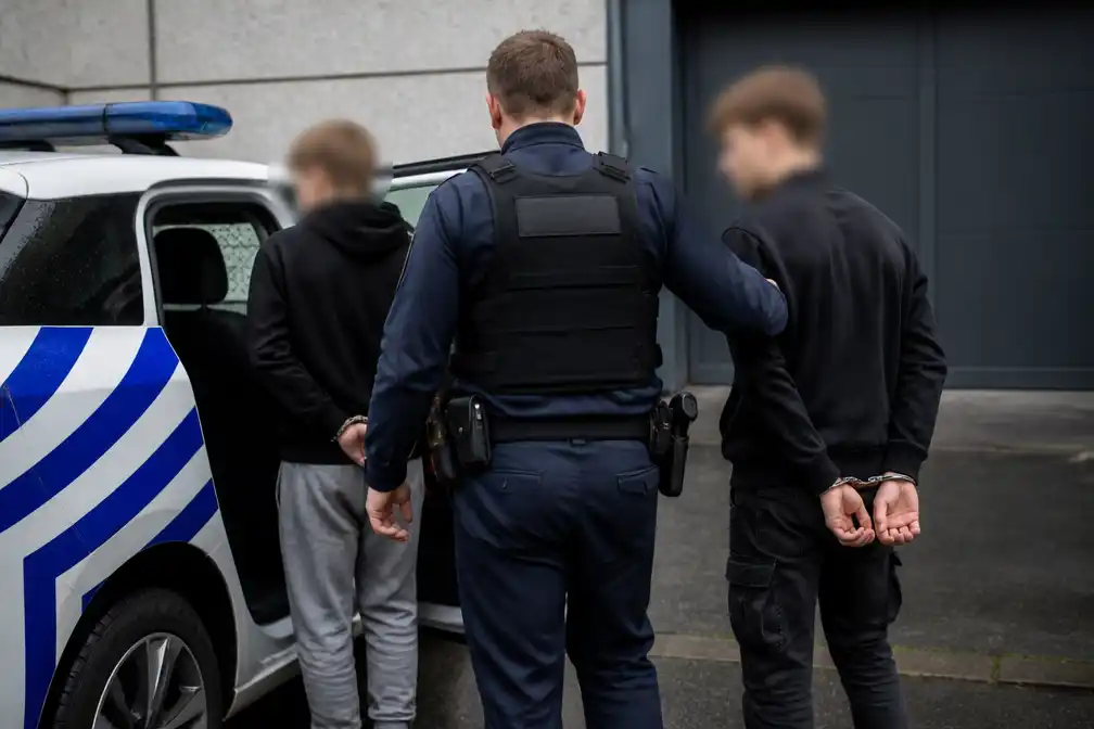 Politie pakt twee tieners op voor bankfraude bij 82-jarige vrouw uit Veurne