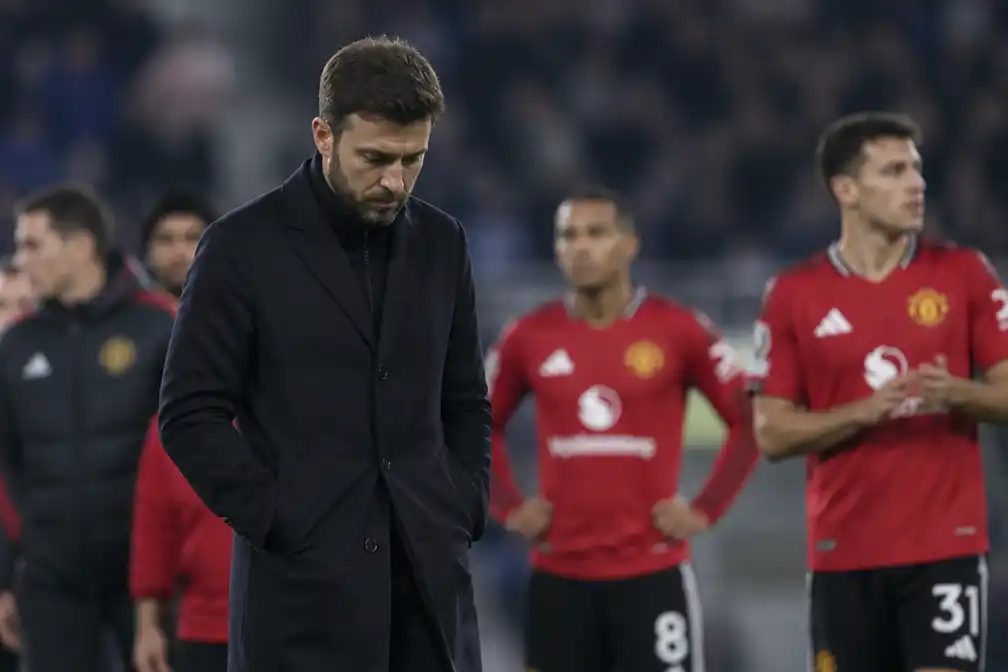 Manchester United verliest met 4-1 bij Como en zet positie van Michael Carrick op de helling