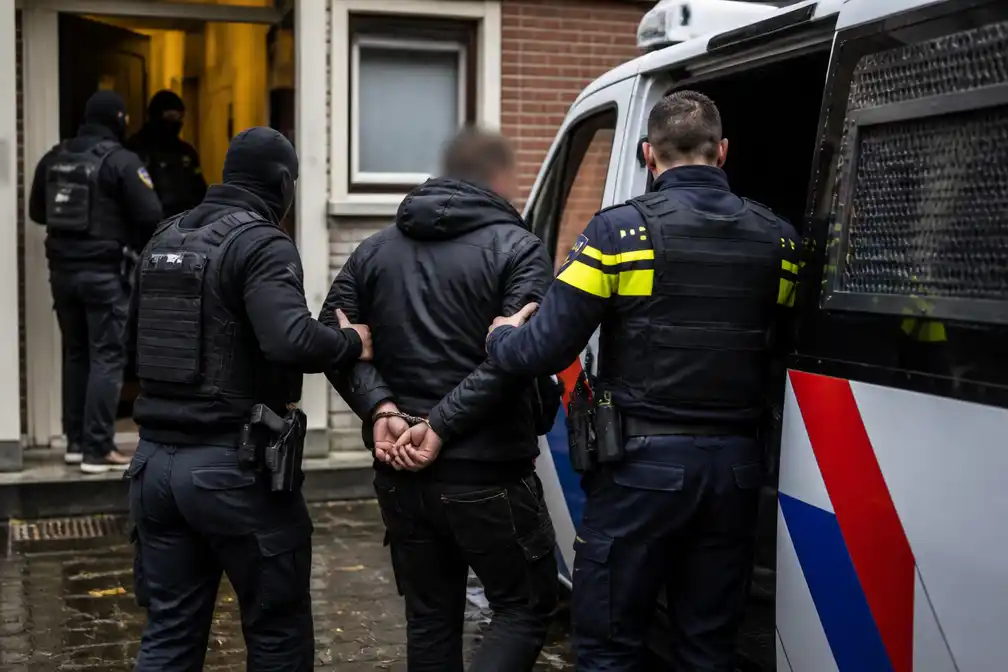 Politie houdt drie verdachten aan en haalt 30 sites offline na drie doden door illegale medicijnen
